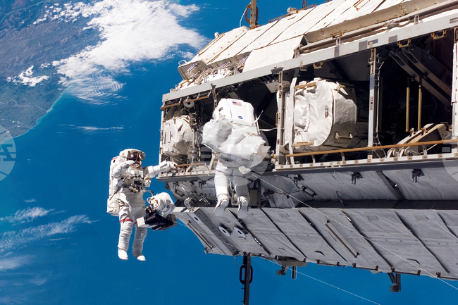 Астронавти от МКС проведоха отложената през януари космическа разходка