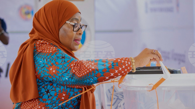 Президентката на Танзания Самия Сулуху Хасан положи клетва след спорни избори, довели до кървави протести