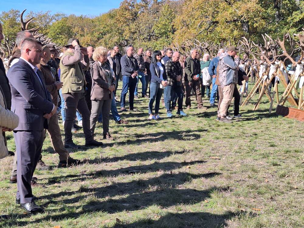 Областна администрация Разград: Областният управител Владимир Димитров присъства на традиционното изложение на ловни трофеи от благороден елен