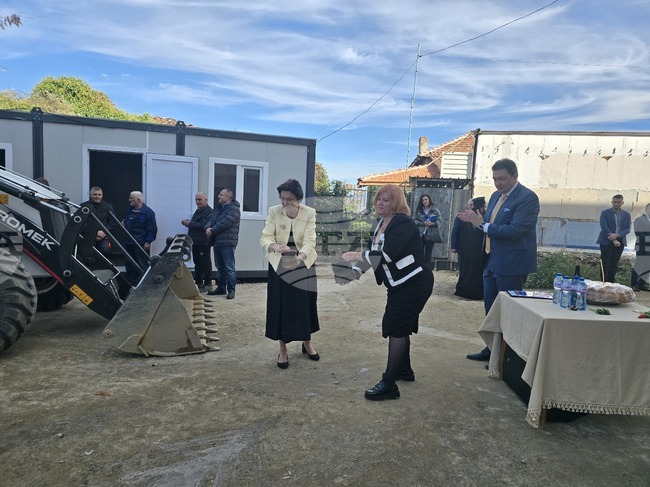 Със символична първа копка започна изграждането на физкултурен салон в ПГИТ "Професор доктор Асен Златаров" в Петрич