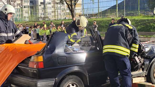 Педагози, полицейски служители и пожарникари се включиха в социално занятие "Празника на живота" с деца от шуменско училище 