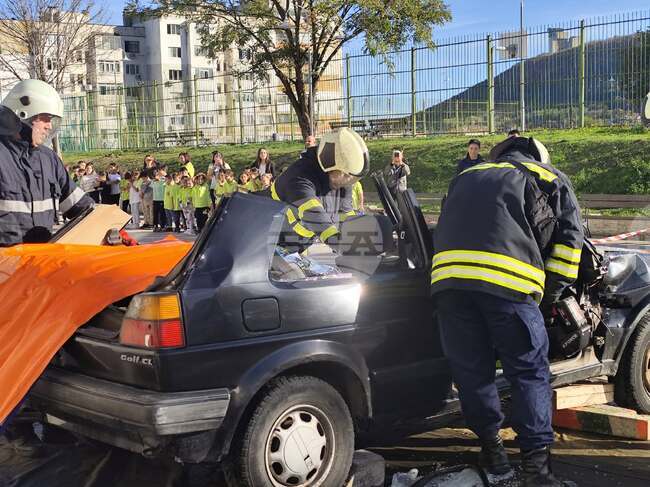 Педагози, полицейски служители и пожарникари се включиха в социално занятие "Празника на живота" с деца от шуменско училище 