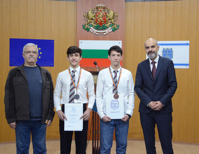 Община Варна отличи двамата медалисти от Младежката международна олимпиада по астрономия и астрофизика