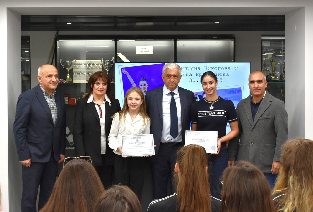 Стилияна Николова и Ева Брезалиева дариха своя екипировка на Образователния и олимпийски център на НСА