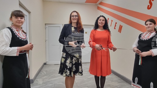 Професионалната гимназия по облекло и туризъм „Св. Иван Рилски“ в Перник официално откри своя нов STEM център