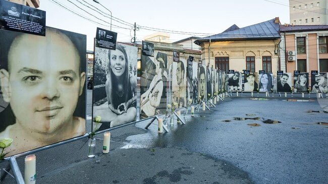 Румънският президент Никушор Дан положи венец на паметника на жертвите на пожара в клуб "Колектив" преди 10 години