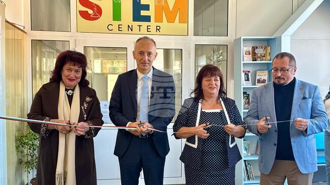  Ученици развиват умения в пет технологични кабинета в нов STEM център в Панагюрище, който беше открит от министър Красимир Вълчев