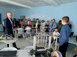 Ученици развиват умения в пет технологични кабинета в нов STEM център в Панагюрище, който беше открит от министъра на образованието и науката Красимир Вълчев. Снимка: МОН