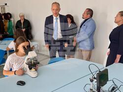 Ученици развиват умения в пет технологични кабинета в нов STEM център в Панагюрище, който беше открит от министъра на образованието и науката Красимир Вълчев. Снимка: МОН