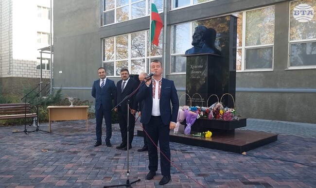 Българският изпълнител Илия Луков поздрави с песен гостите на церемонията по откриването на реновирания паметник на Христо Ботев в Измаил