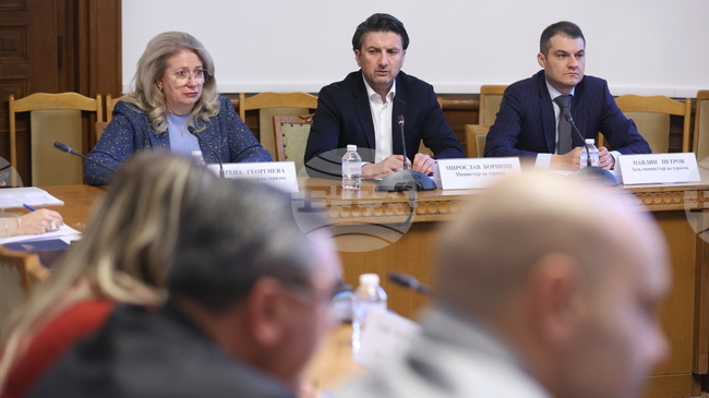 Засега няма искане от български туроператори за компенсации във връзка с последните европейски санкции срещу Русия, съобщи министърът на туризма 