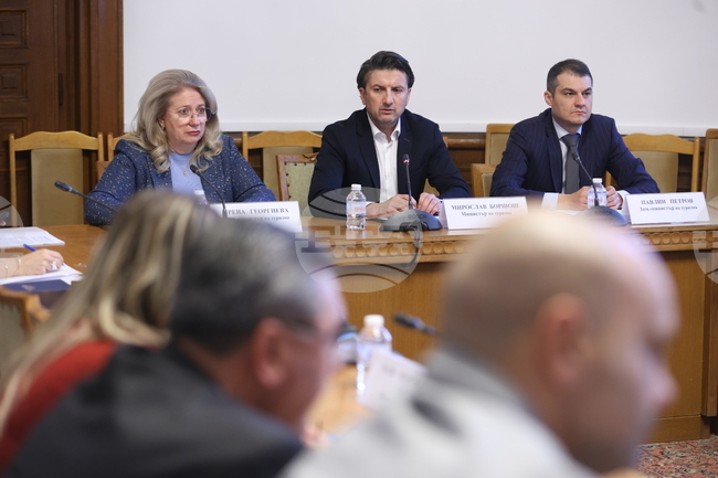 Да се строи в корита, сухи дерета, освен че е недопустимо, е престъпление, заяви министърът на туризма