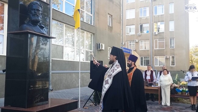 Обновеният паметник на Христо Ботев в Измаил бе открит под звука на сирени за въздушна тревога и народни песни