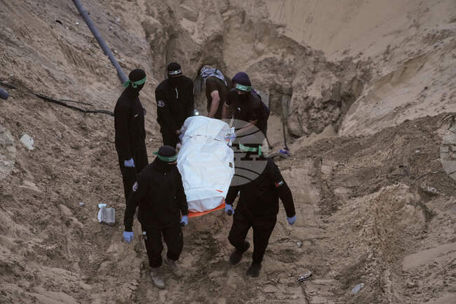 „Хамас“ предаде ковчег, съдържащ според групировката тленните останки на заложник от Газа