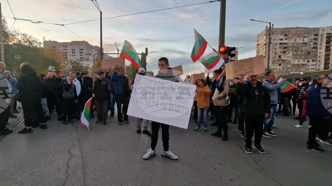 Жители на столичния район "Люлин" протестират срещу кризата с отпадъците, движението е затворено