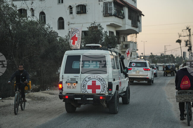 Израел обяви, че Червеният кръст е получил останките на трима заложници в Газа