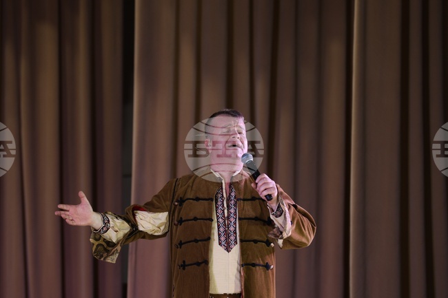 Българският изпълнител Илия Луков и местни самодейни състави ще изнесат концерт днес по инициатива на БТА в село Василевка, Украйна