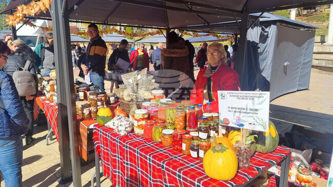 Млечни, месни продукти от български ферми, родопски картофи и мурсалски чай са представени на изложение в центъра на Смолян