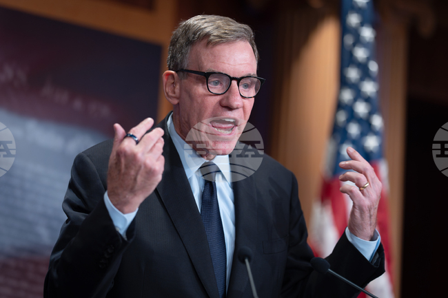 Американски сенатор обвини администрацията на Тръмп, че изолира Демократическата партия от брифингите за ударите по кораби в Южна Америка