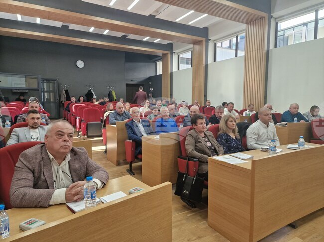 Общинският съвет в Троян одобри проект за ново игрище в с. Дебнево, преобразуване на изложението в Орешак и награди изявени спортисти