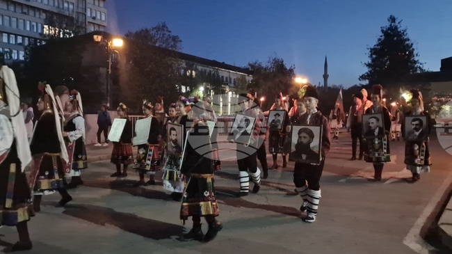 С факелно шествие, което премина по "пътя на духовността и светлината", в Разград отдадоха почит на народните будители