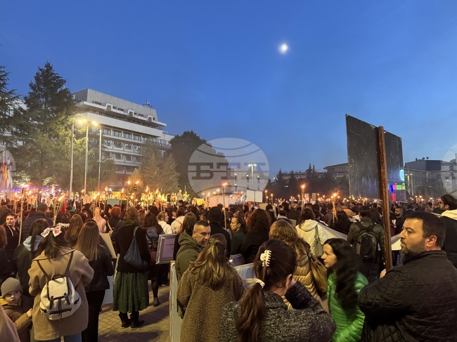 С факелно шествие и награждаване на заслужили ученици и ръководители в Казанлък почетоха народните будители
