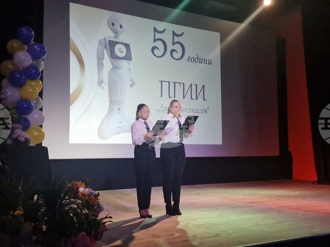 С празничен концерт гимназията „Джон Атанасов“ в Търговище отбеляза 55 години от създаването си