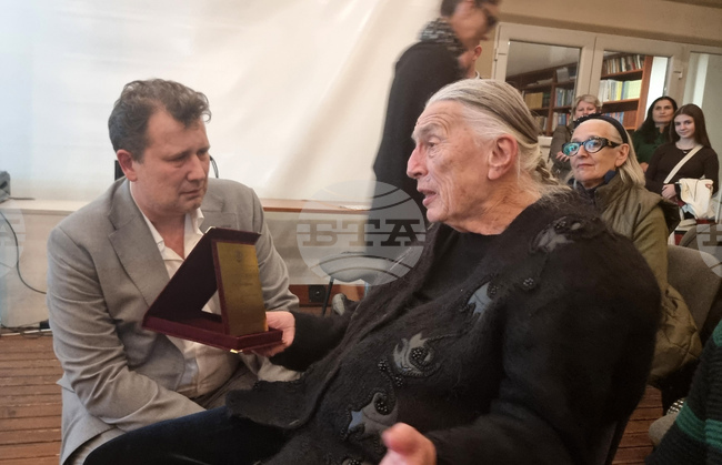 Райна Дрангова получи отличието Будител на 2025 г. на отбелязването на Деня на народните будители в Българския културно-информационен център в Скопие