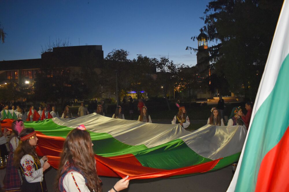 Община Разград: Над 700 ученици, учители и представители на културни институции участваха в празничното факелно шествие, посветено на Деня на народните будители