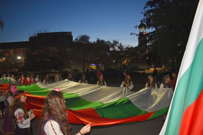 Община Разград: Над 700 ученици, учители и представители на културни институции участваха в празничното факелно шествие, посветено на Деня на народните будители