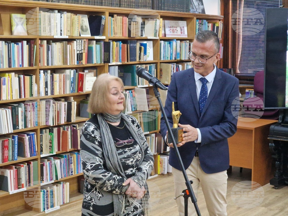 Съюзът на Българските журналисти във Велико Търново връчи за първи път наградата „Показалец“ на церемония в Регионалната библиотека „П.Р.Славейков“