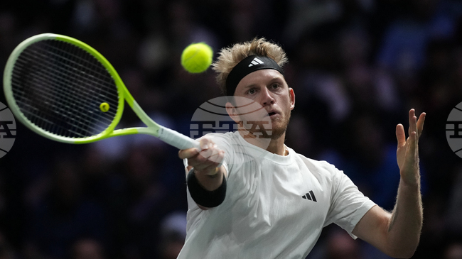 Поставеният под номер едно Алехандро Давидович Фокина си осигури участие в четвъртфиналите на турнира по тенис в Аделаида