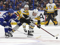 CORRECTION Penguins Lightning Hockey