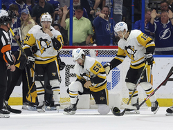 CORRECTION Penguins Lightning Hockey