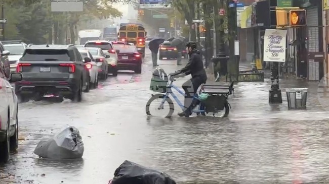 Двама души загинаха в наводнени мазета в Ню Йорк след проливен дъжд