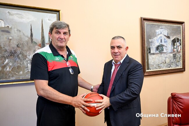 Община Сливен: Кметът Стефан Радев се срещна с наставника на националния лагер на младите баскетболни надежди Петър Клечков