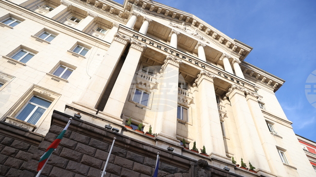 Минималната работна заплата ще бъде 1213 лева или 620,20 евро от 1 януари 2026 г., реши правителството