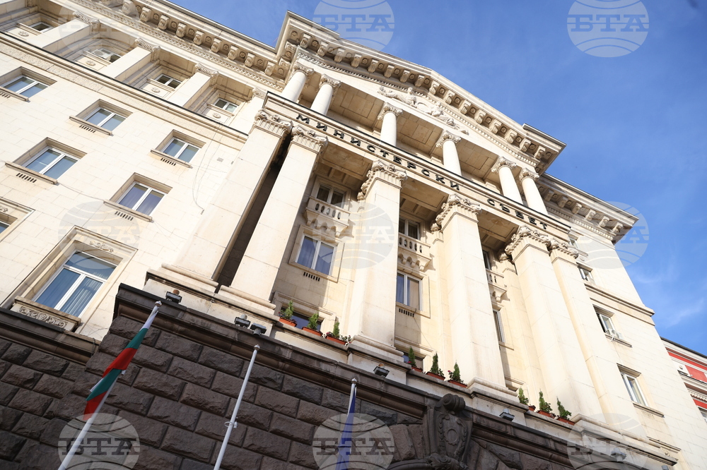 Минималната работна заплата ще бъде 1213 лева или 620,20 евро от 1 януари 2026 г., реши правителството