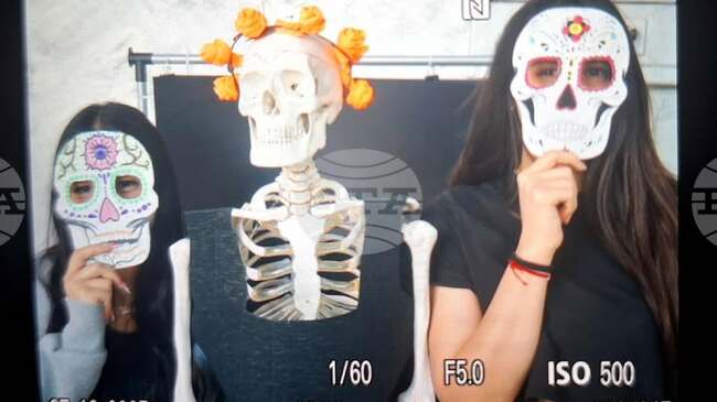 Скелет, облечен в мексикански дрехи, участва в празник на Природоматематическата гимназия в Разград