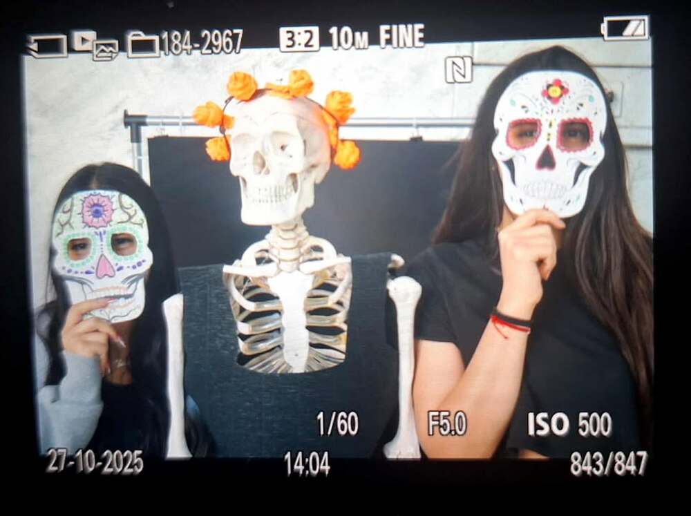 Скелет, облечен в мексикански дрехи, участва в празник на Природоматематическата гимназия в Разград