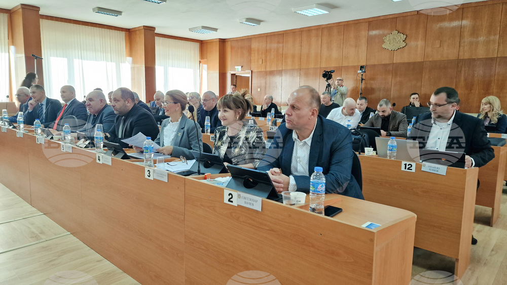 Общинските съветници в Шумен отложиха предложени промени в решение за управление на отпадъците и отхвърлиха промени в транспортната схема