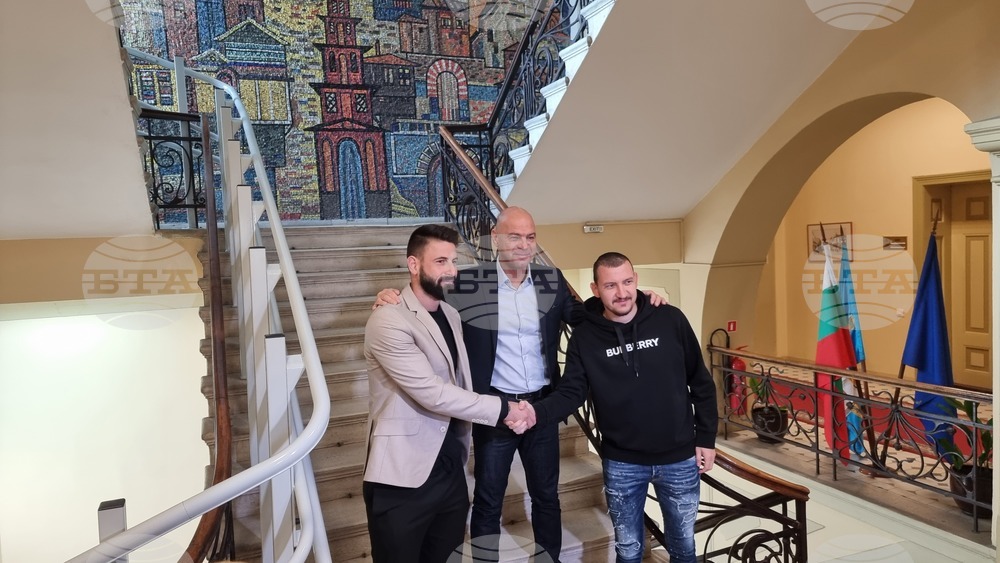 Кметът на Пловдив Костадин Димитров и капитаните на футболните Ботев и Локомотив с призив за взаимно уважение преди дербито