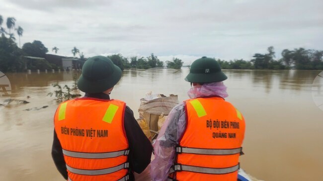ВНА: Най-малко 37 загинали и петима изчезнали при поройните валежи и наводнения във Виетнам