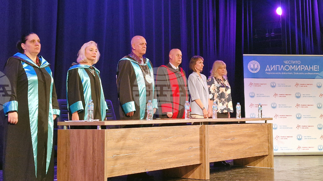 Педагогическият факултет при Тракийския университет в Стара Загора изпрати 275 абсолвенти от випуск 2025