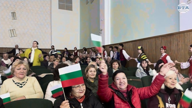 С народни песни, хоро на сцената и в публиката и пожелания за мир премина концертът на Илия Луков в Болград по инициатива на БТА