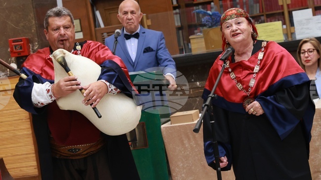 Певицата Валя Балканска и гайдарят Петър Янев бяха удостоени с почетни звания от УниБИТ