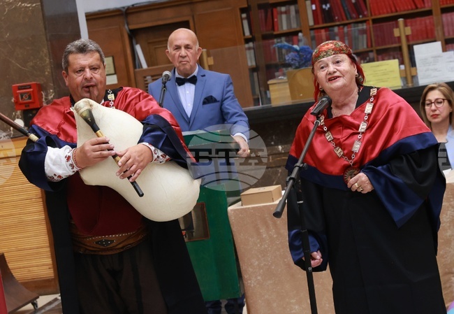 Певицата Валя Балканска и гайдарят Петър Янев бяха удостоени с почетни звания от УниБИТ