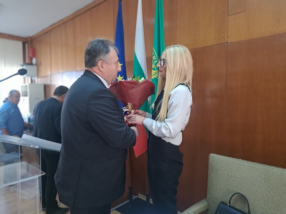 Кметът поздрави с букет председателя на Общинския съвет Ася Аспарухова по повод рождения ѝ ден, сесията продължава втори ден