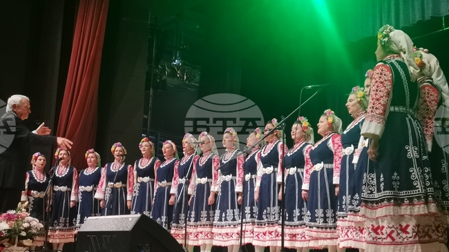 Националният фолклорен ансамбъл „Филип Кутев“ изправи публиката на крака в Гоце Делчев с концерт спектакъла „Ела се вие, превива“