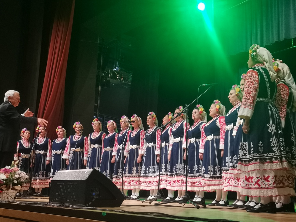 Националният фолклорен ансамбъл „Филип Кутев“ изправи публиката на крака в Гоце Делчев с концерт спектакъла „Ела се вие, превива“